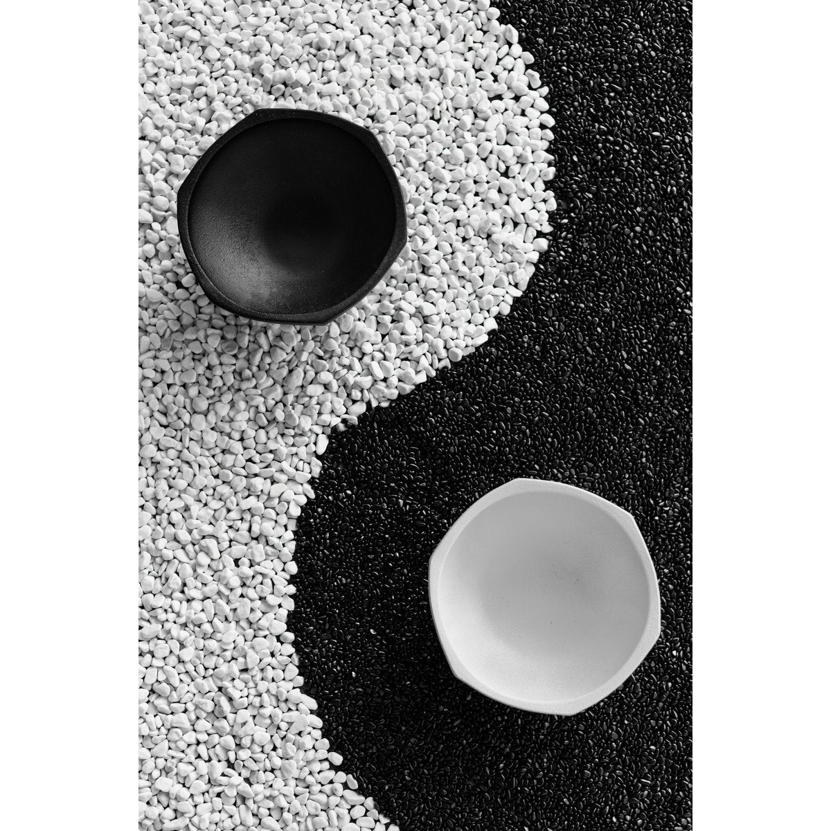 Moderne Kunyu-Schale im asiatischen Stil- Schwarz