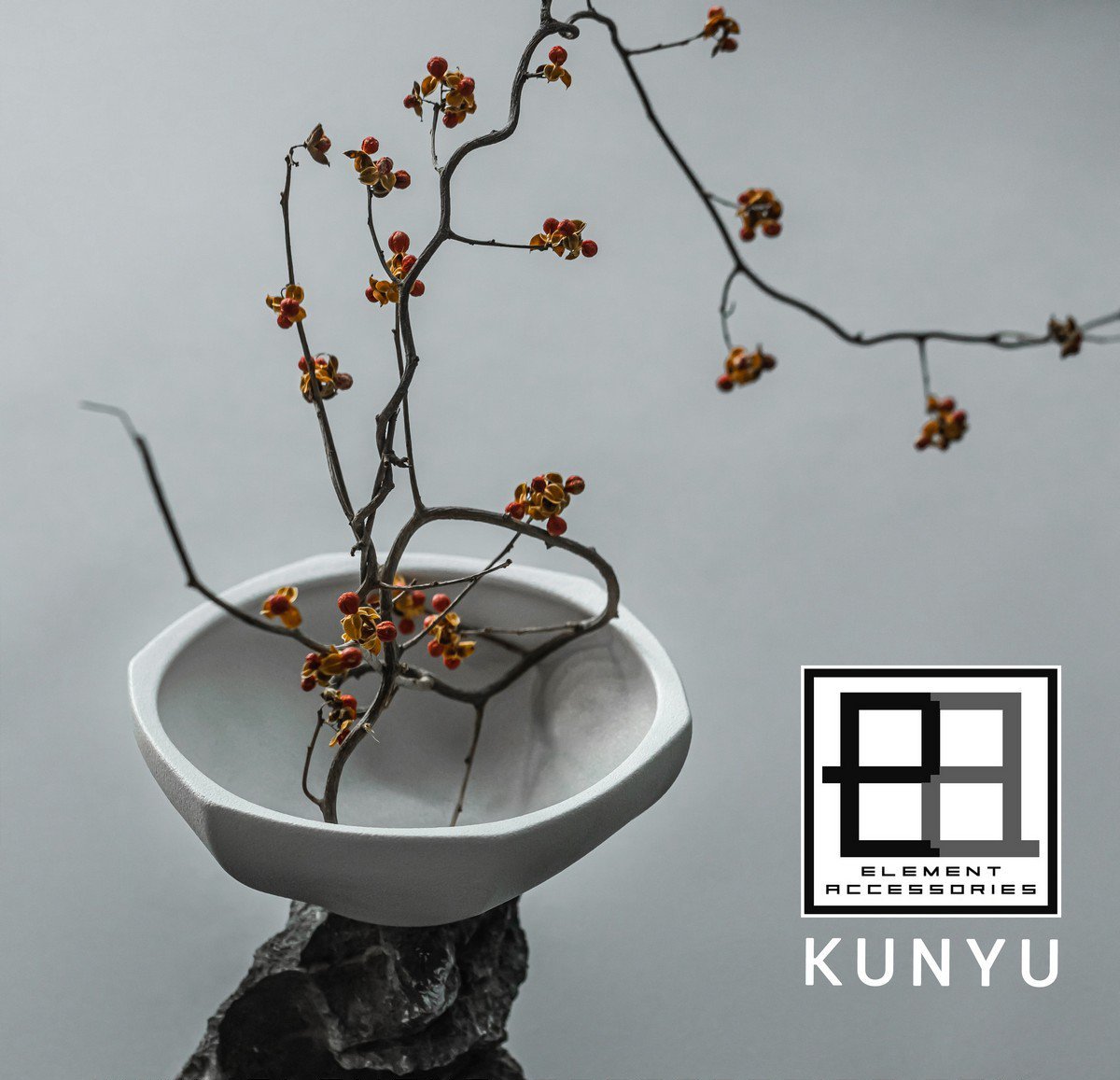 Moderne Kunyu-Schale im asiatischen Stil- Weiß