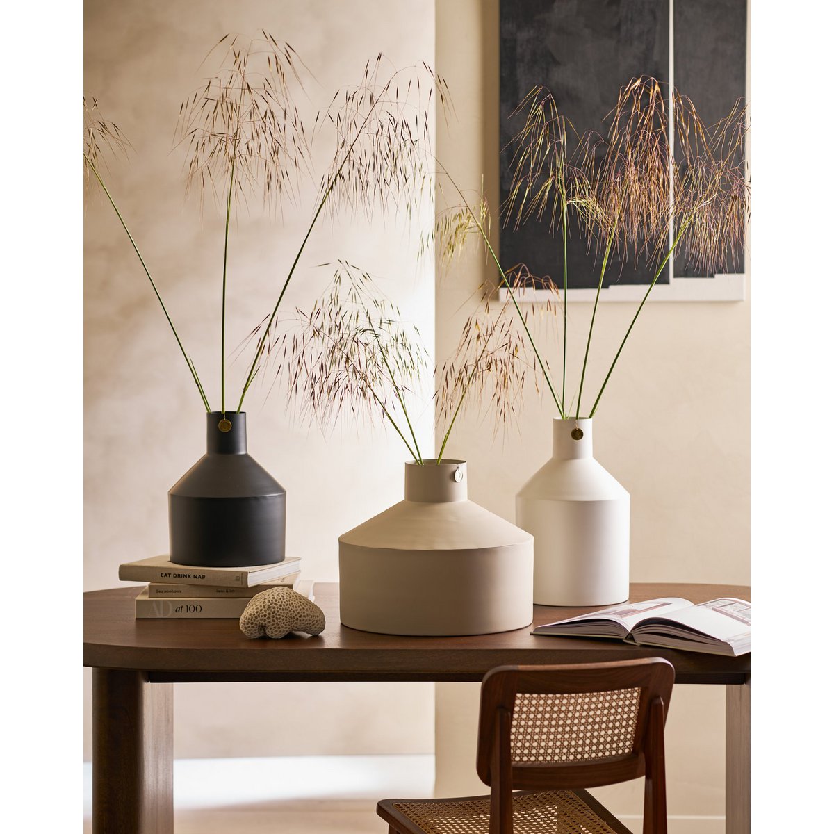 Vase mit Metallemblem- Weiß