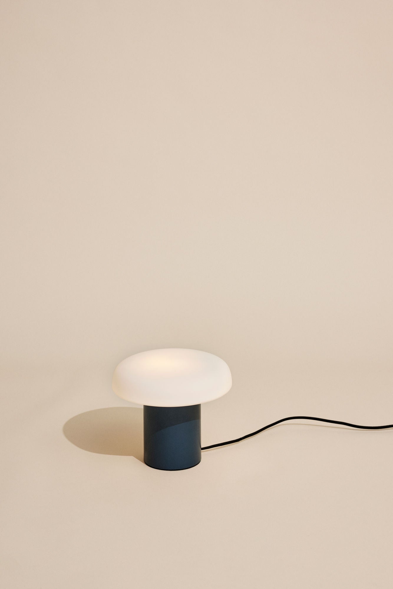 Ateliers Tischlampe Dunkelblau/Weiß