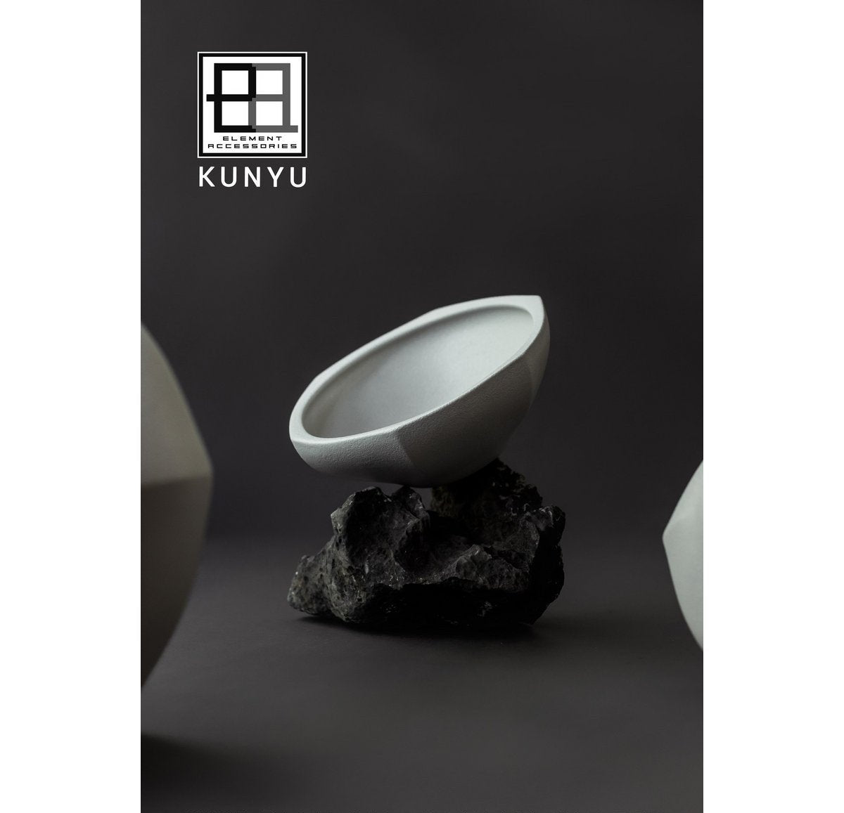Moderne Kunyu-Schale im asiatischen Stil- Weiß