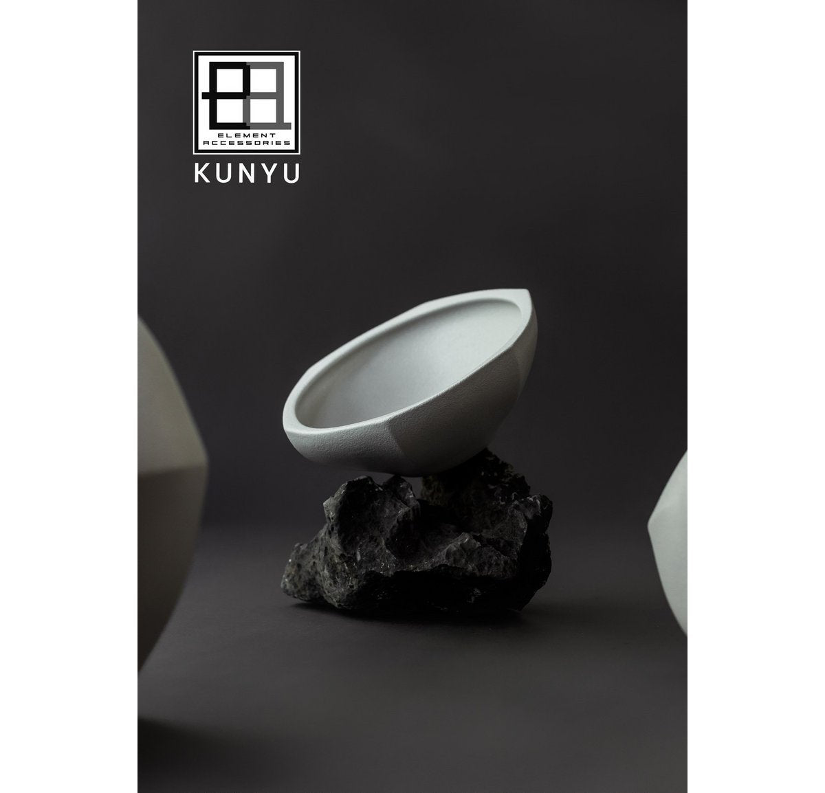 Moderne Kunyu-Schale im asiatischen Stil- Weiß